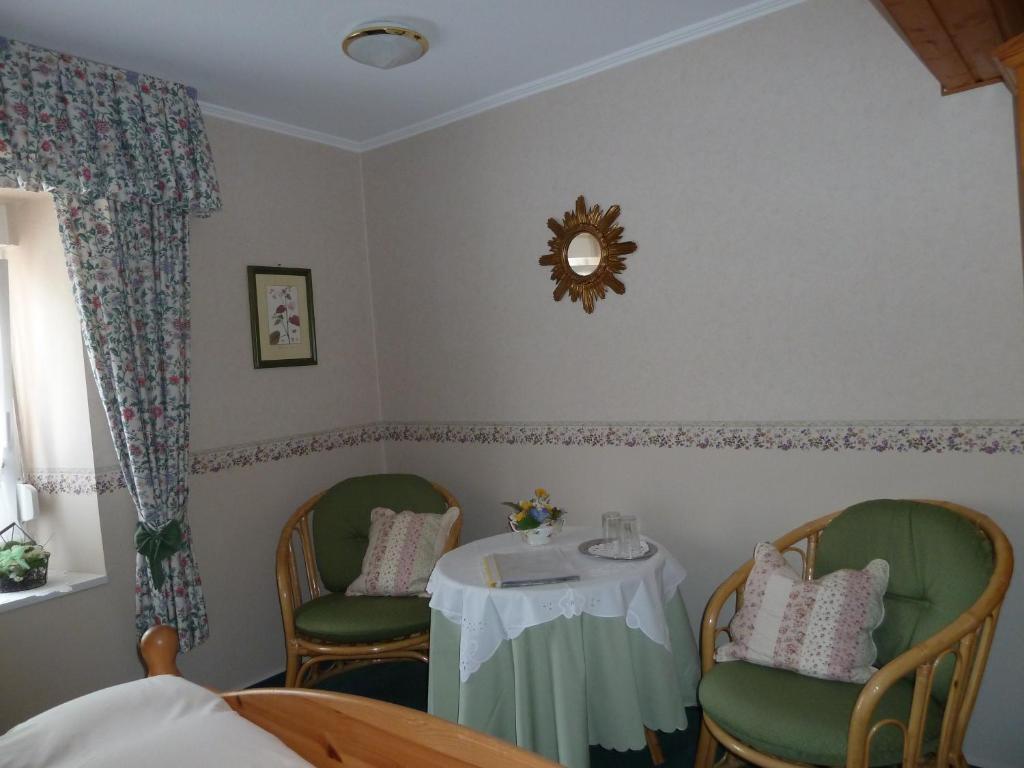 Alte Weinstuben Steinfelder Hof Garni Acomodação com café da manhã Ellenz-Poltersdorf Quarto foto